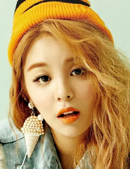 بیوگرافی Lee Ye Jin