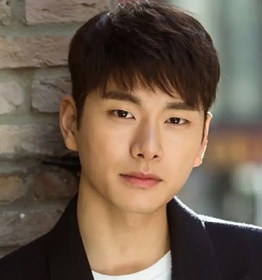 بیوگرافی Lee Yi Kyung