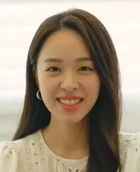 بیوگرافی Lee Ye Young