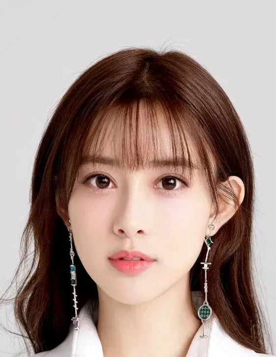 بیوگرافی Meng Zi Yi