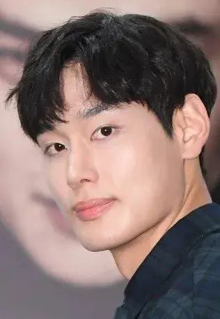 بیوگرافی Hwang Dong Hee