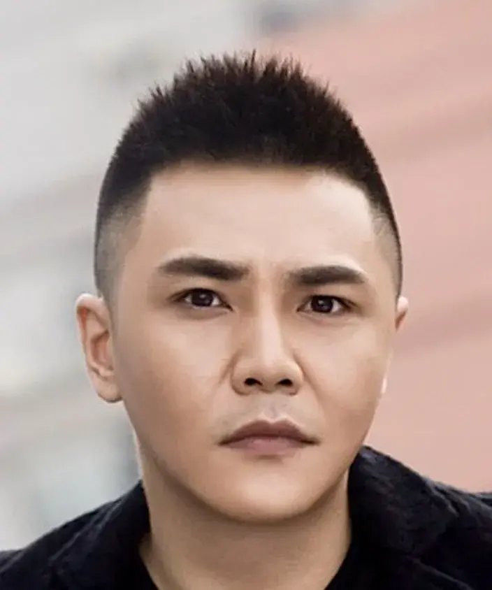 بیوگرافی Leng Zhong Yi