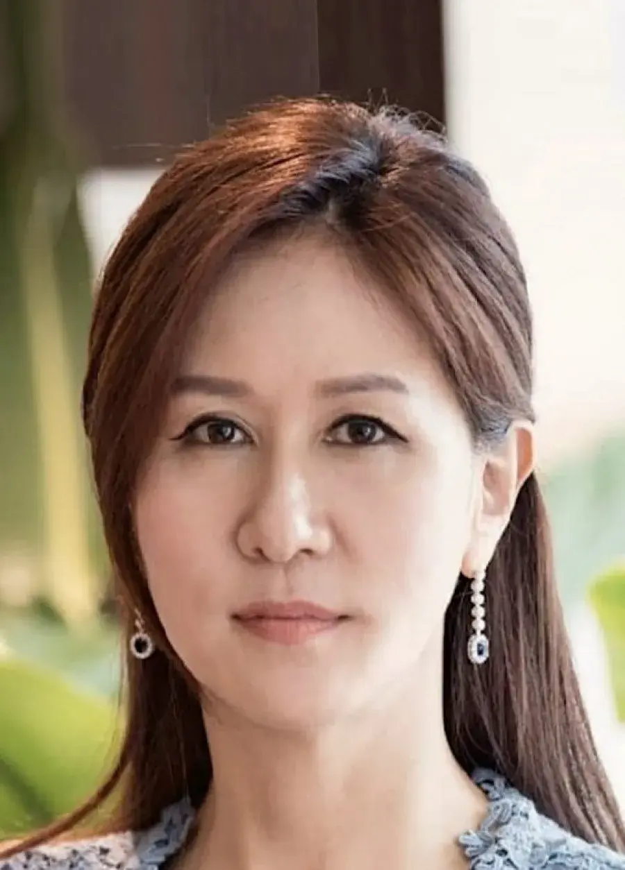 بیوگرافی Yoon Ye Hee