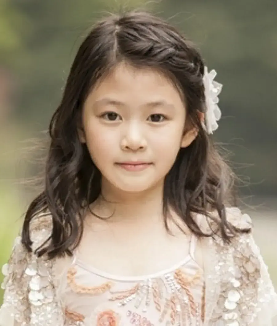 بیوگرافی Lee Ye Eun
