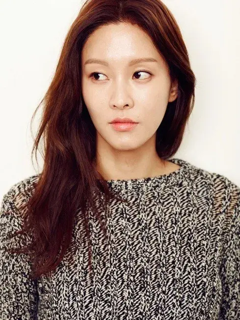 بیوگرافی Hwang So Hee