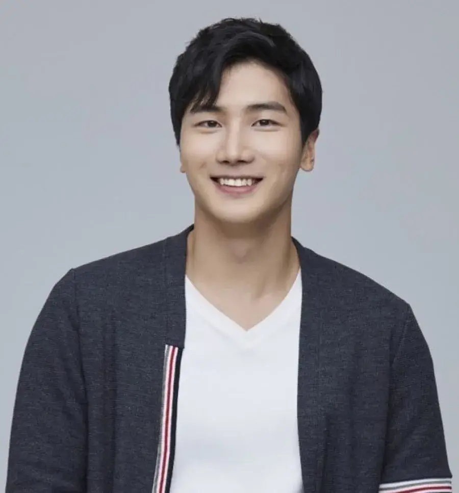بیوگرافی Woo Yong Hee