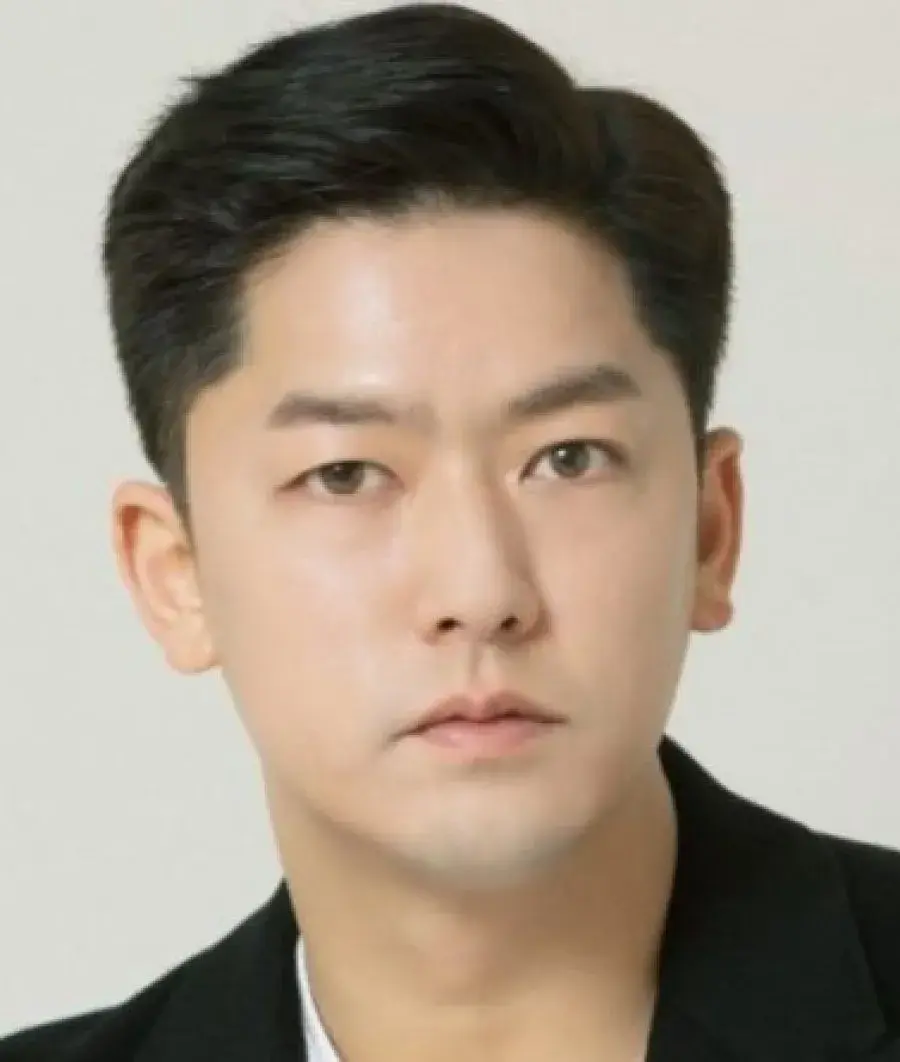 بیوگرافی Lee Yong Woo