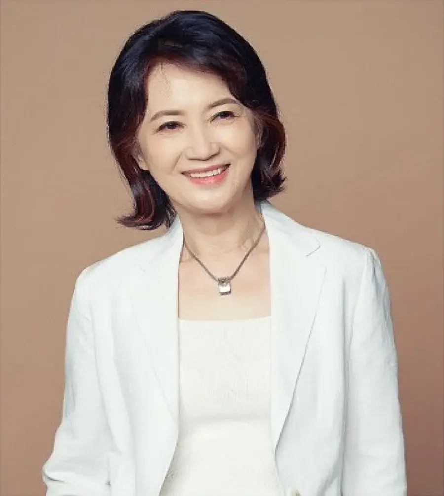 بیوگرافی Hong Yoon Hee