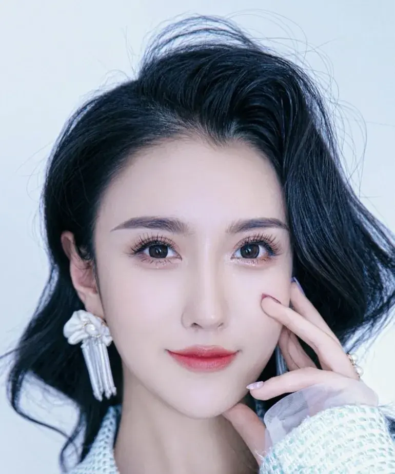 بیوگرافی Zhou Luo Yi