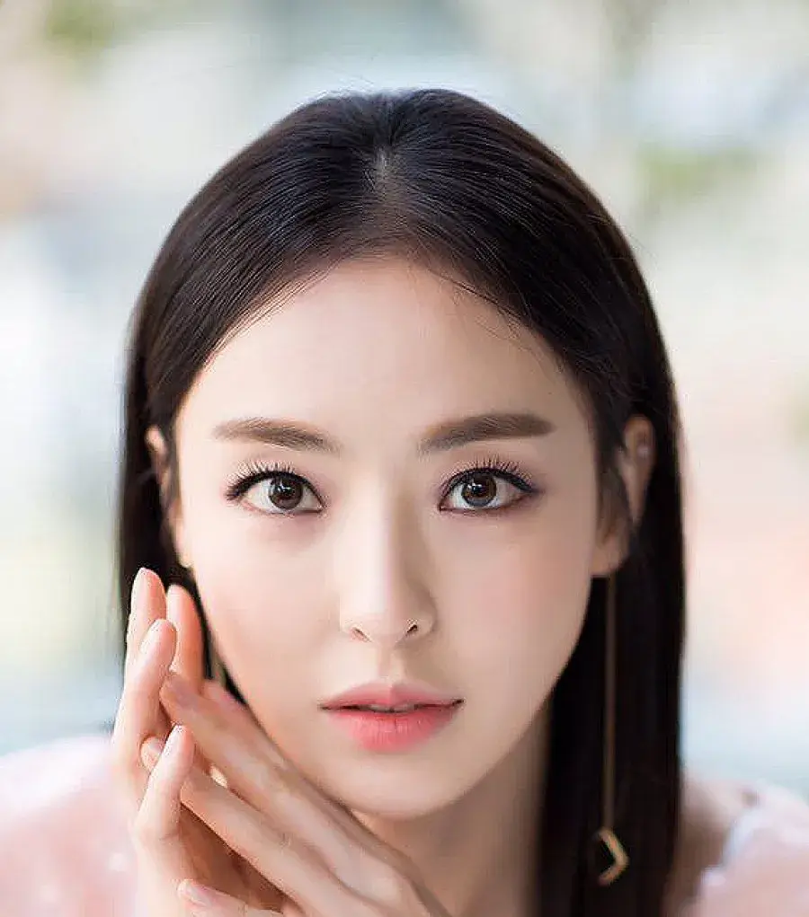 بیوگرافی Lee Da Hee