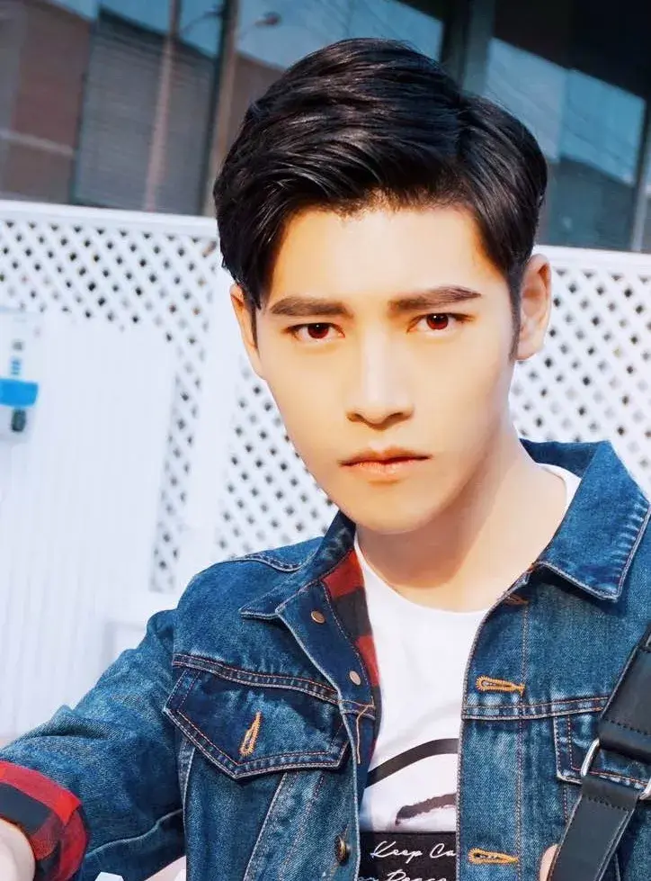 بیوگرافی Liang Xue Feng