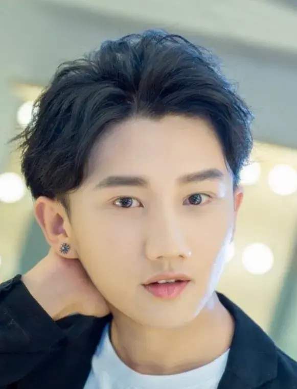 بیوگرافی Liang Zhen Lun