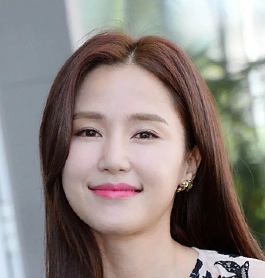 بیوگرافی Gong Hyun Joo