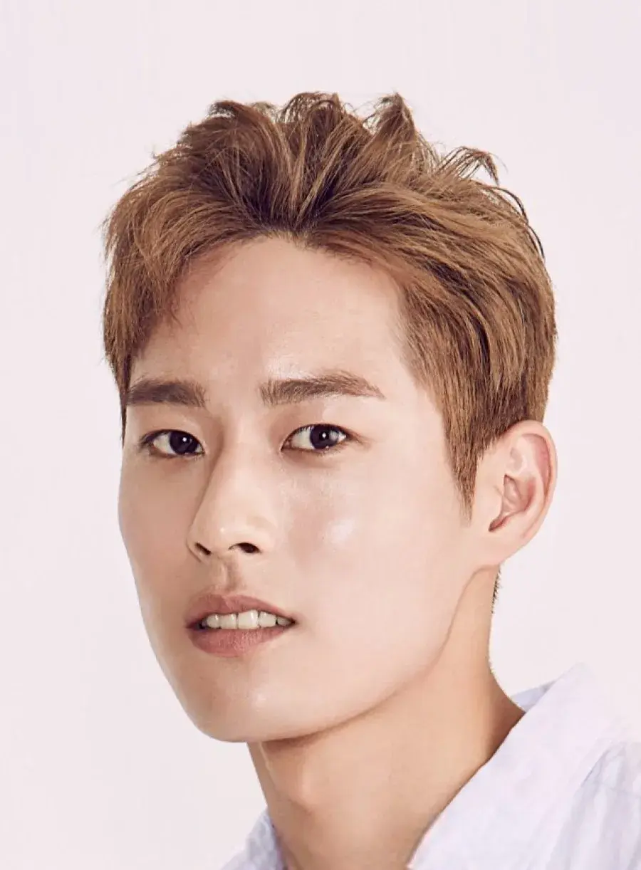 بیوگرافی Yoon Jung Hyuk