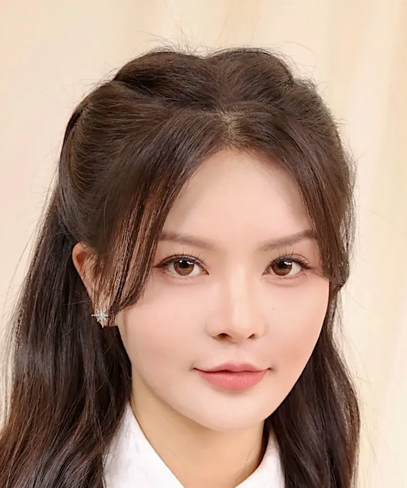 بیوگرافی Zhou Wei Wei