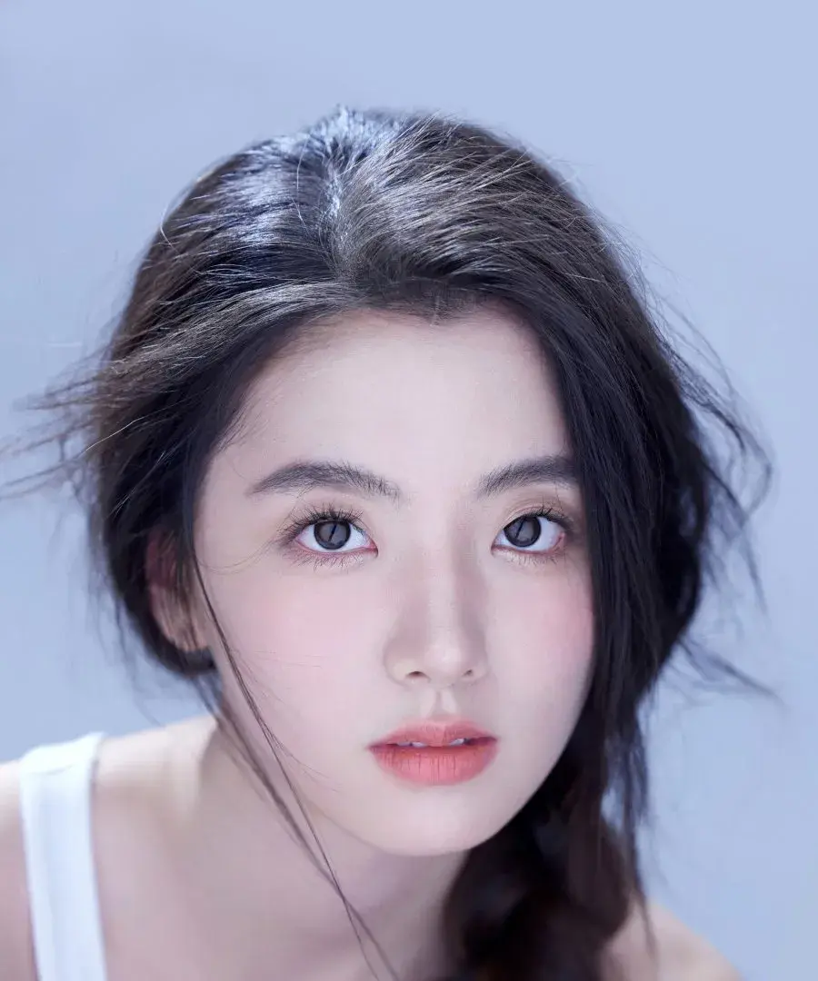 بیوگرافی He Zi Yi