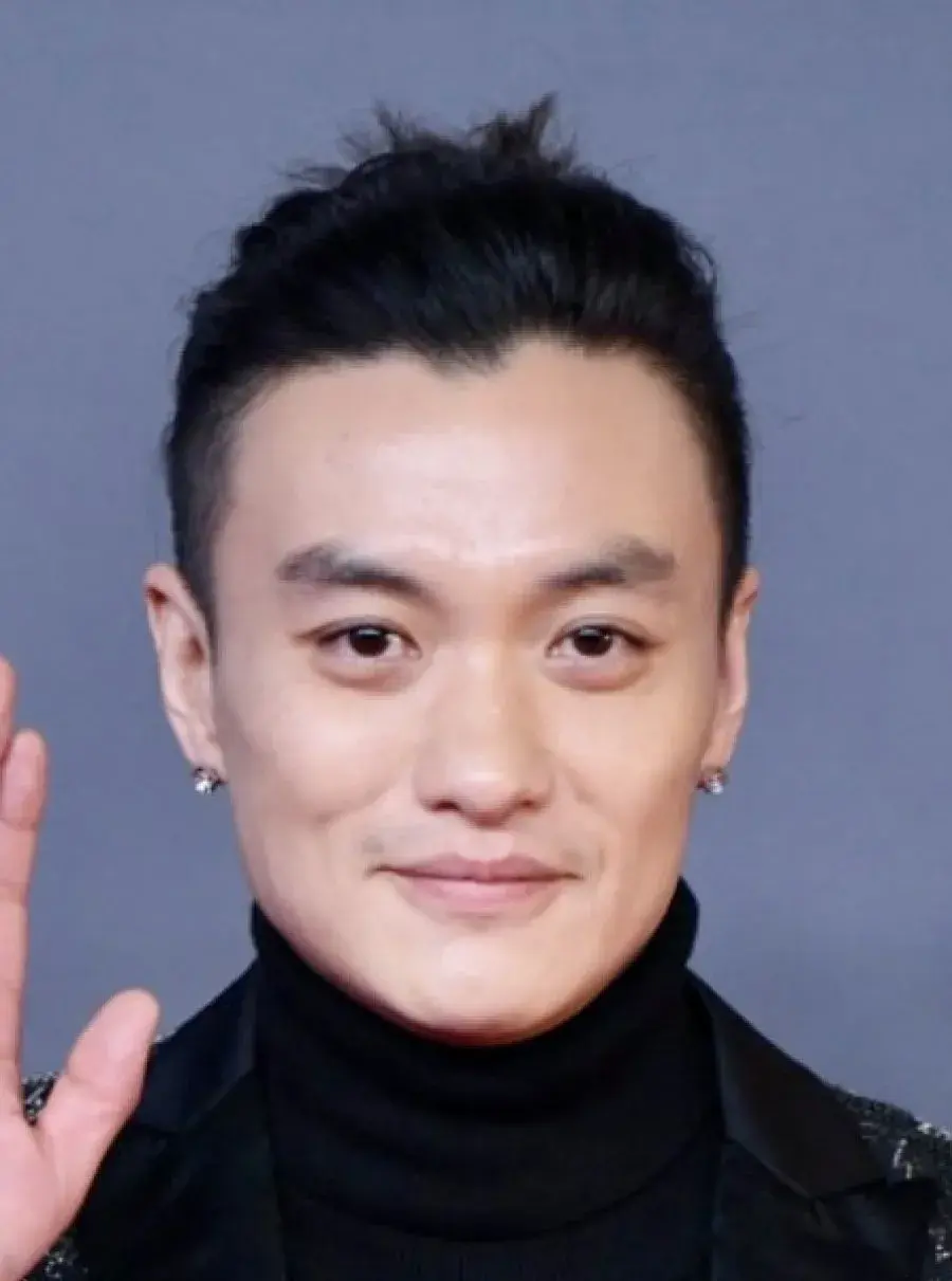 بیوگرافی Zhou Yi Wei