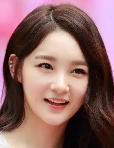 بیوگرافی Kang Min Kyung