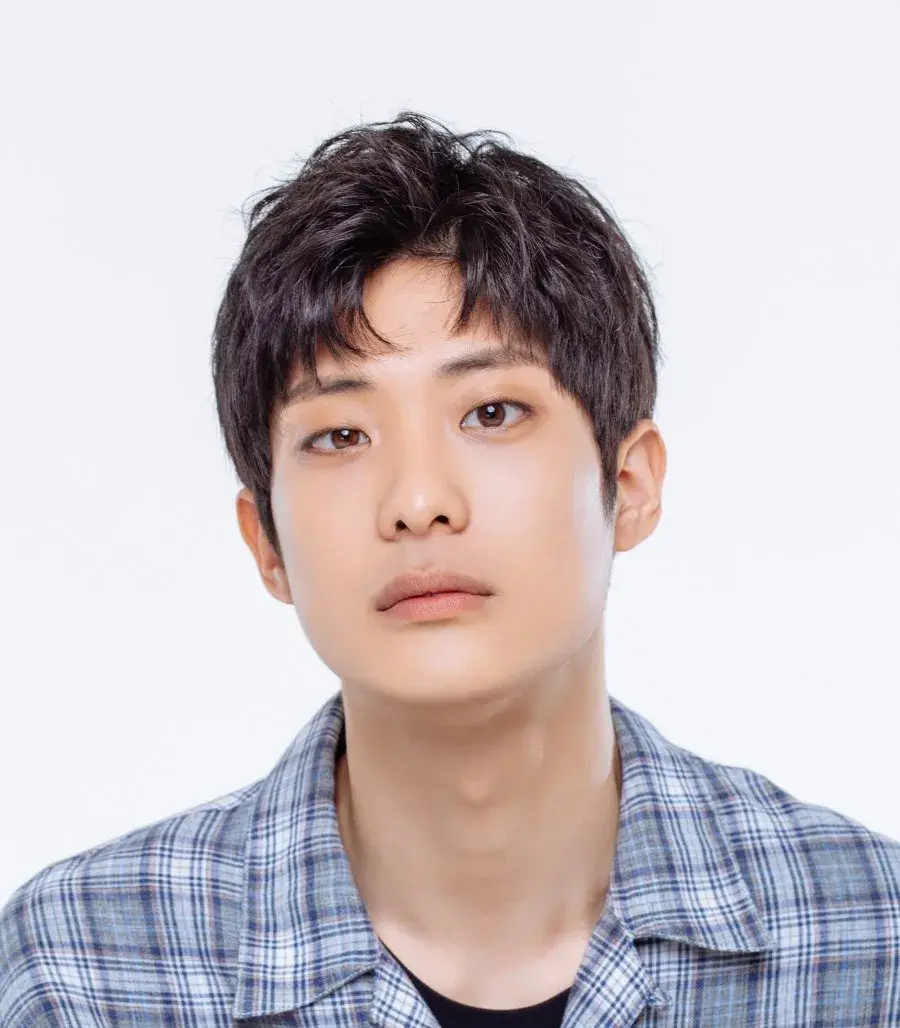 بیوگرافی Lee Myeong Ro