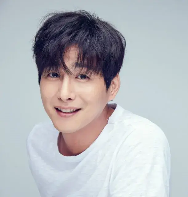 بیوگرافی Yoo Gun Woo