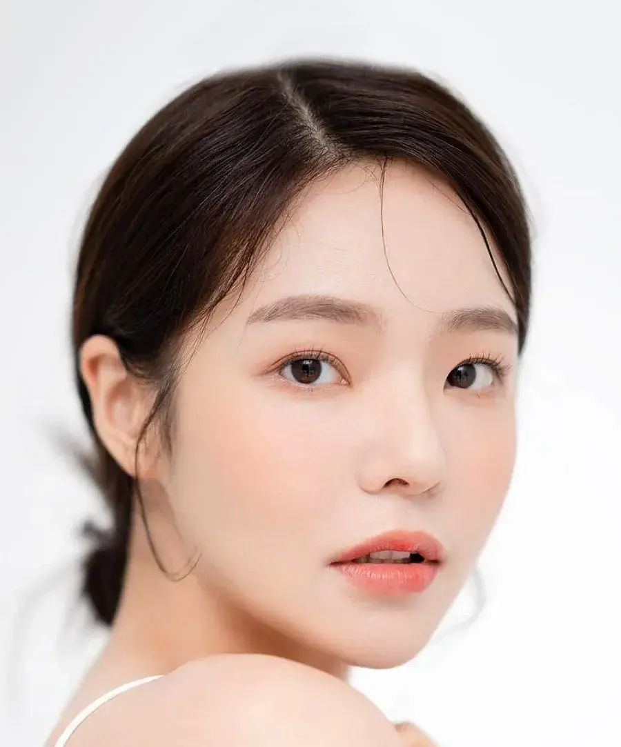 بیوگرافی Lee Yoo Jin