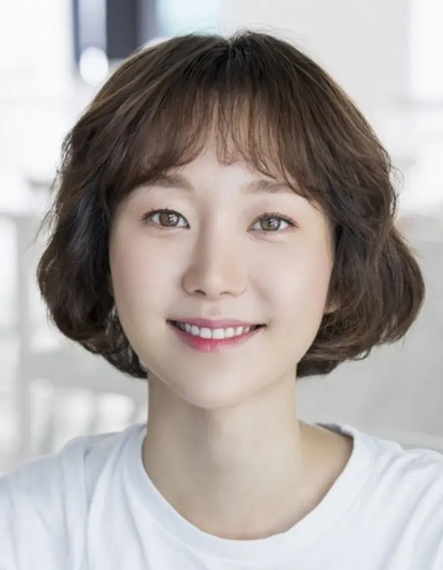 بیوگرافی Lee Yoo Young